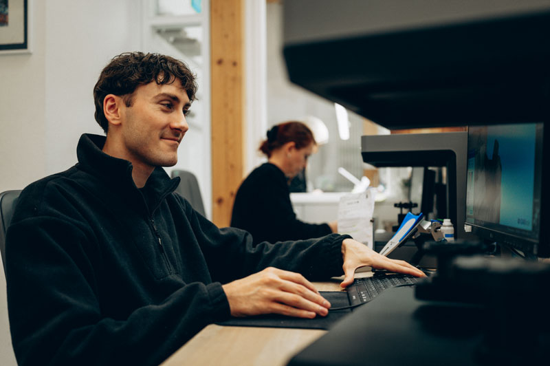 Modernes Dentallabor in Worms — Arbeitsplatz mit neuester Technik