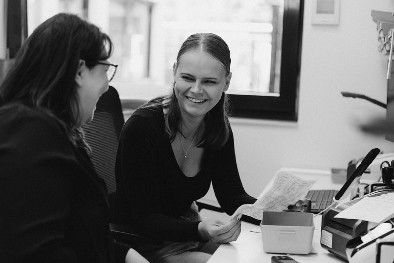 Positives Arbeitsklima im Labor — Kolleginnen im Austausch